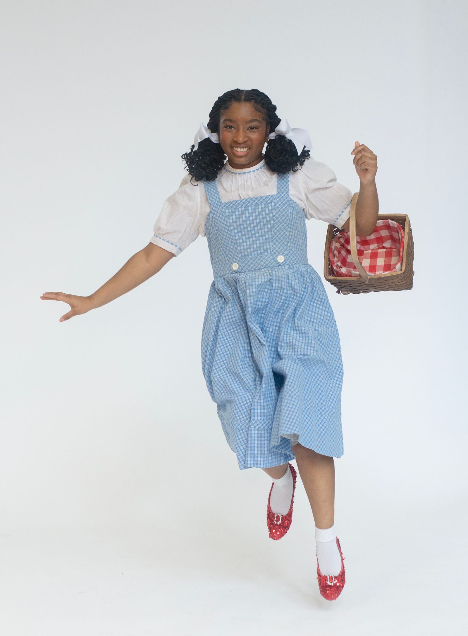 Dorothy girls set up アイボリー Photos: Aniya Bostick and Harriet Spencer as Dorothy in THE WIZARD