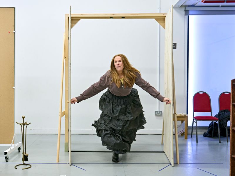 Photos: Catherine Tate in Rehearsal For OH, MARY! in London — photo 1 of 11