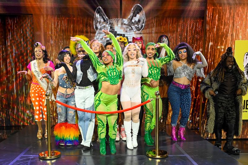 Photos: CATS: THE JELLICLE BALL Visit GOOD MORNING AMERICA — photo 3 of 19