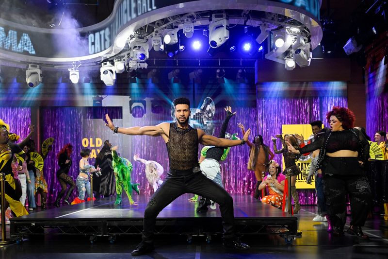 Photos: CATS: THE JELLICLE BALL Visit GOOD MORNING AMERICA — photo 8 of 19