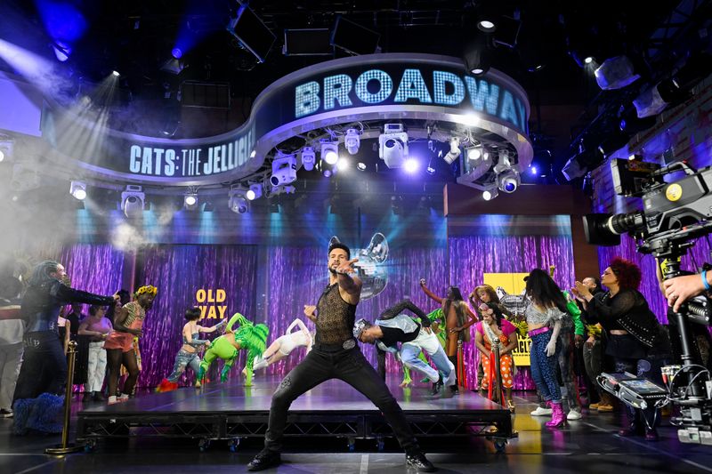 Photos: CATS: THE JELLICLE BALL Visit GOOD MORNING AMERICA — photo 10 of 19