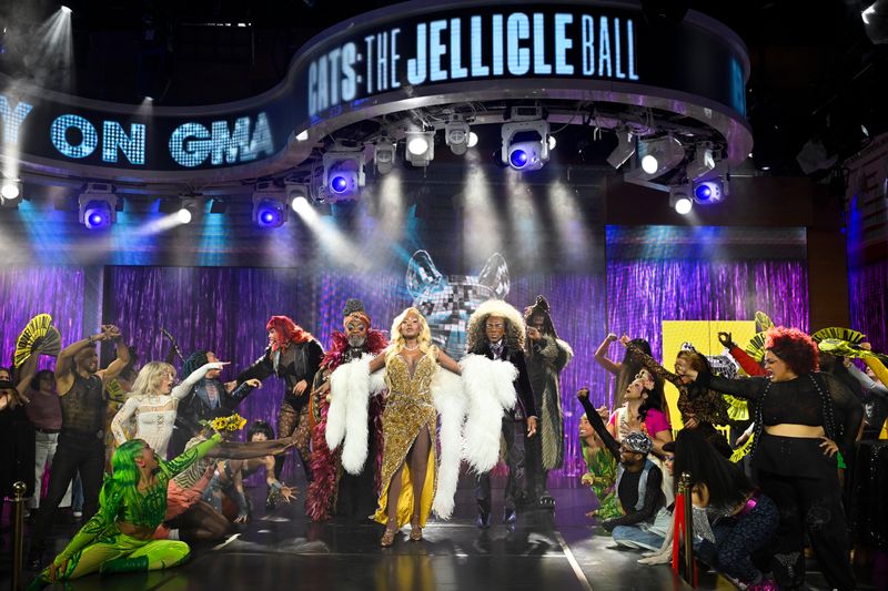 Photos: CATS: THE JELLICLE BALL Visit GOOD MORNING AMERICA — photo 12 of 19