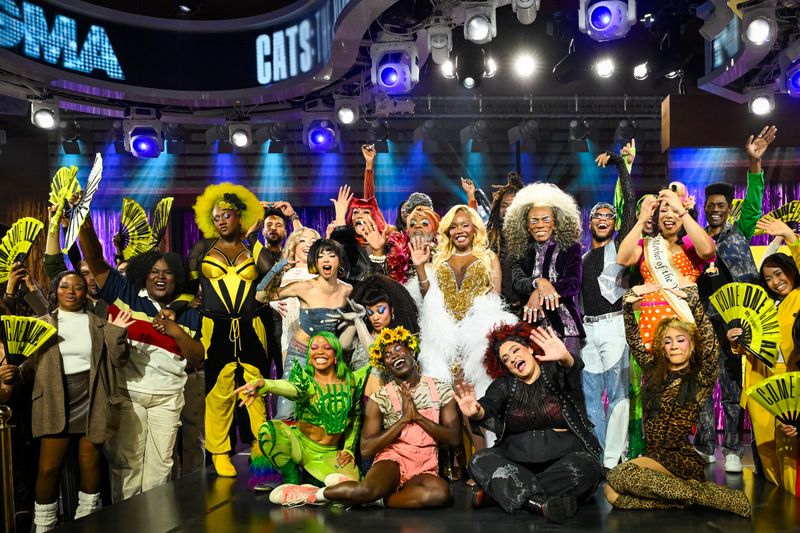Photos: CATS: THE JELLICLE BALL Visit GOOD MORNING AMERICA — photo 17 of 19