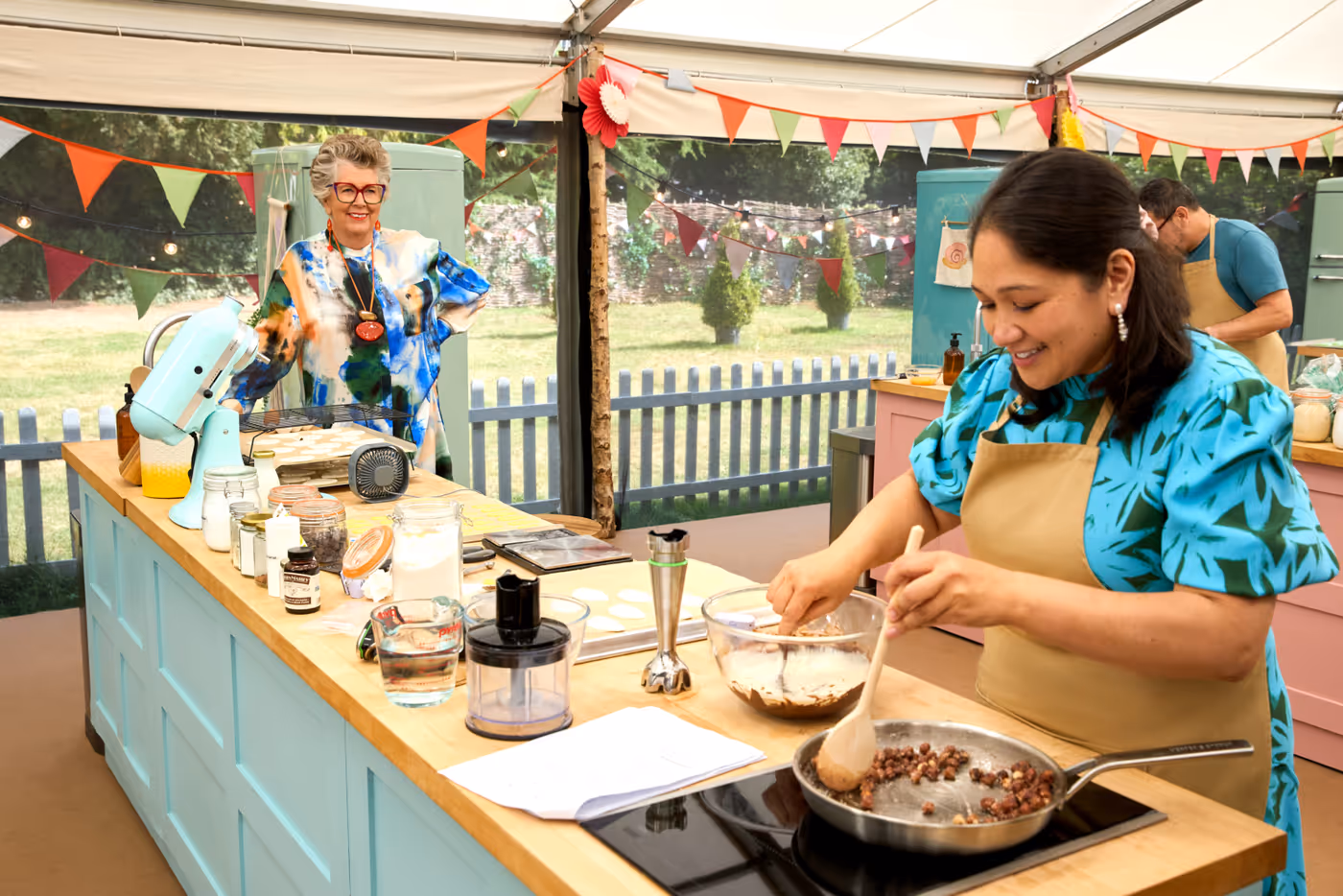 Video/Photos: Andrew Rannells to Co-Host THE GREAT AMERICAN BAKING SHOW Season 4  Image