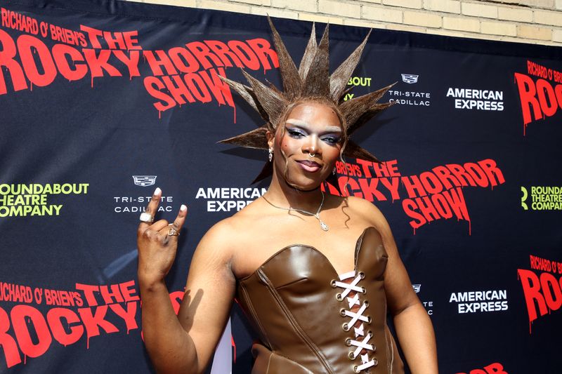 Photos: THE ROCKY HORROR SHOW Cast Struts the Red Carpet on Opening Night — photo 24 of 55