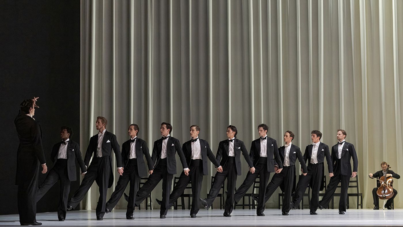 Artists of the ballet in Procession. Photo by Karolina Kuras.
