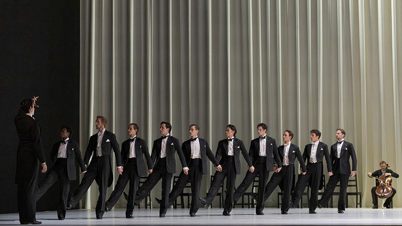 Artists of the ballet in Procession. Photo by Karolina Kuras.