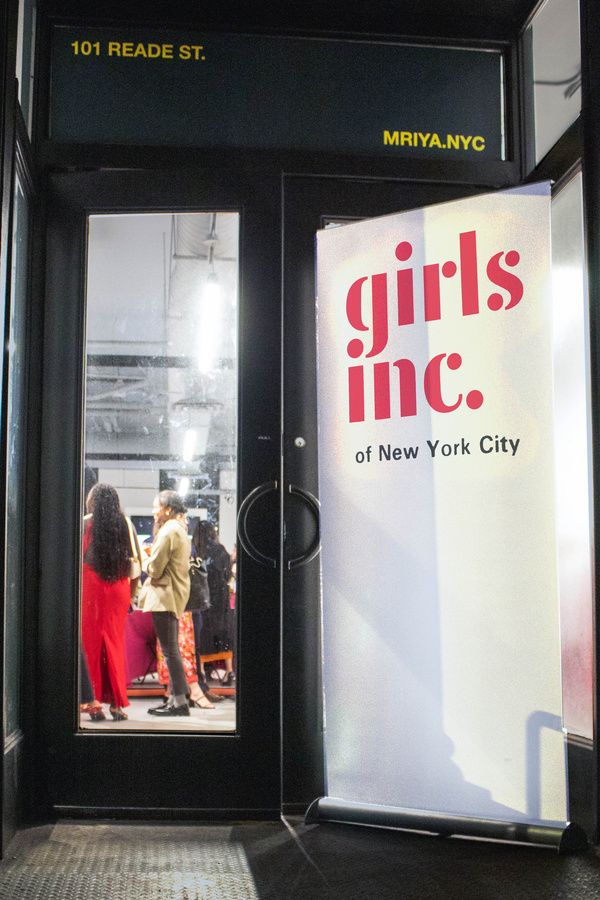Photos: Girls Inc. of NYC Her Canvas Soirée Raises .9K at Mriya Gallery — photo 2 of 30