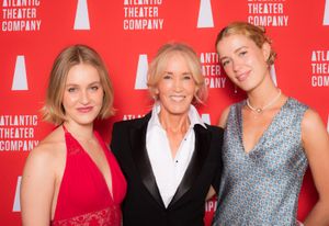  Felicity Huffman with her daughters Sophia Grace Macy (left) and Georgia Grace Macy  Photo