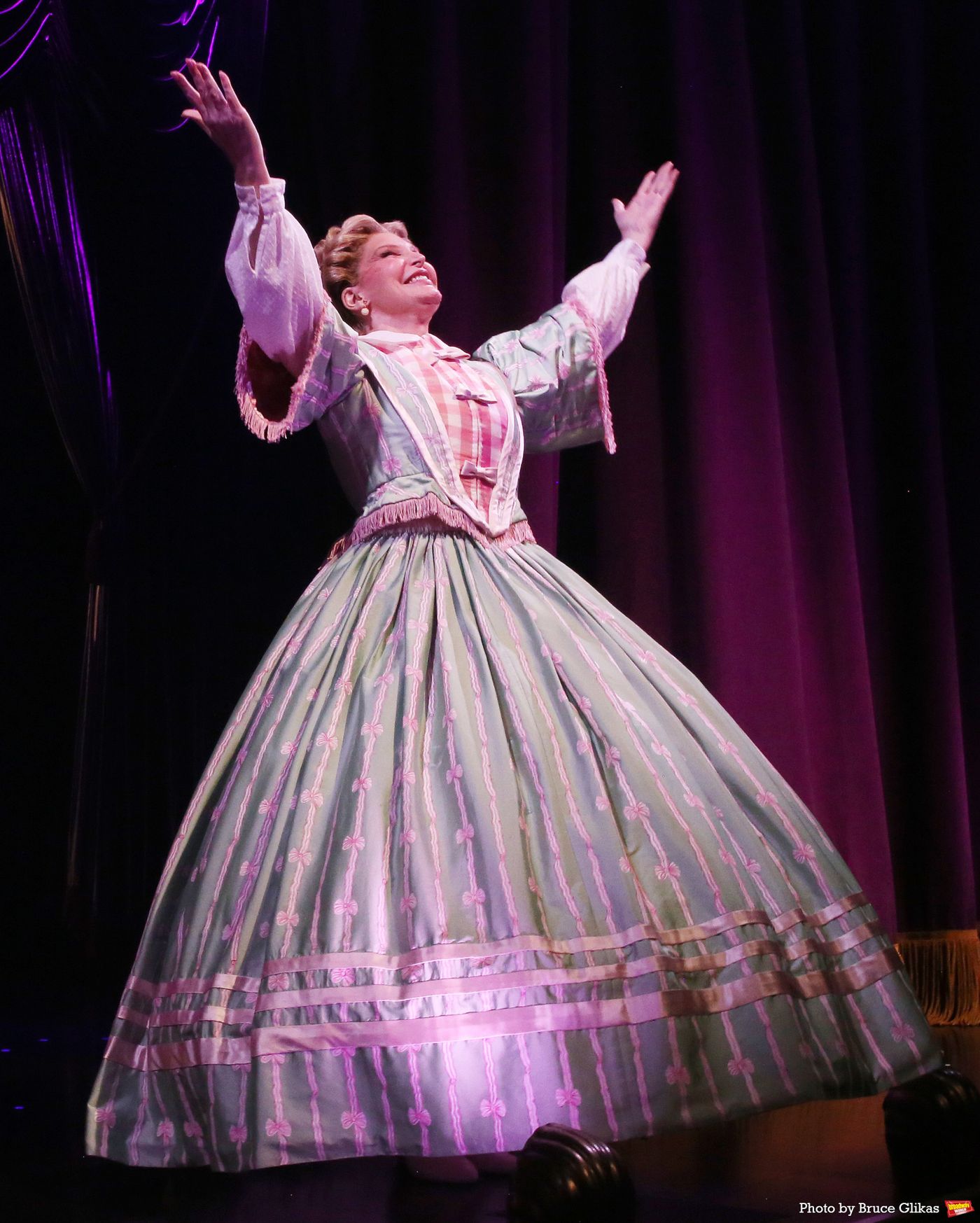 Photos: Maya Rudolph Takes First Bows in OH, MARY!  Image