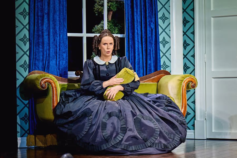 Photos: Catherine Tate Stars as Mary Todd Lincoln in OH, MARY! in London  Image