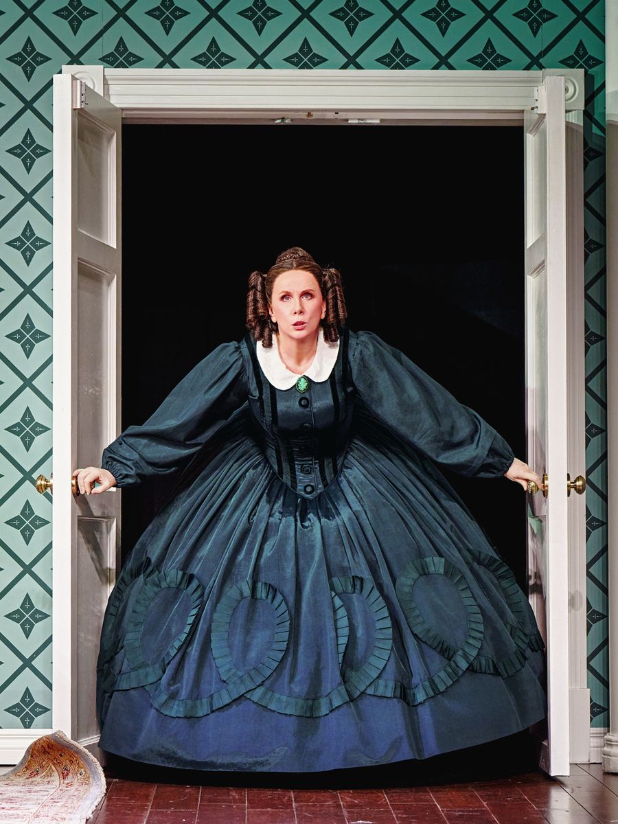 Photos: Catherine Tate Stars as Mary Todd Lincoln in OH, MARY! in London  Image