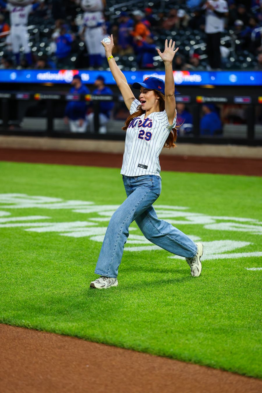Photos: Whitney Leavitt Throws First Pitch at Citi Field to Mark Record-Breaking CHICAGO Run Image