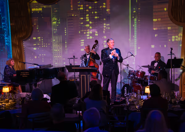 Rob Russell performing Photo