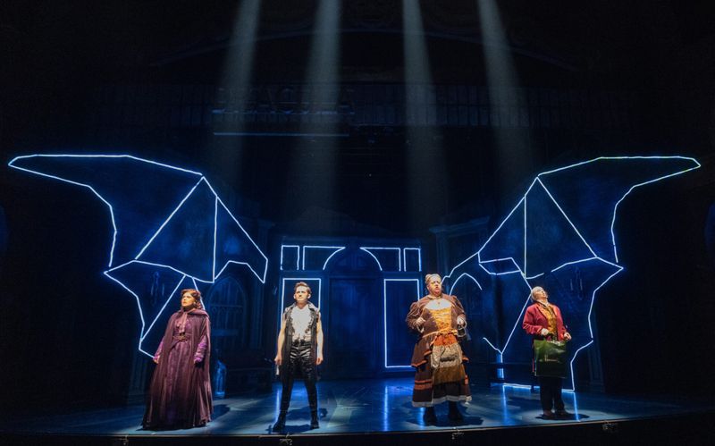 Review: DRACULA: A COMEDY OF TERRORS at Arizona Theatre Company Image