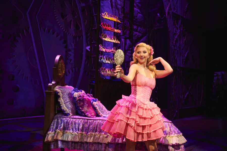 Photos: Emma Kingston, Zizi Strallen and the New UK Cast of WICKED Image