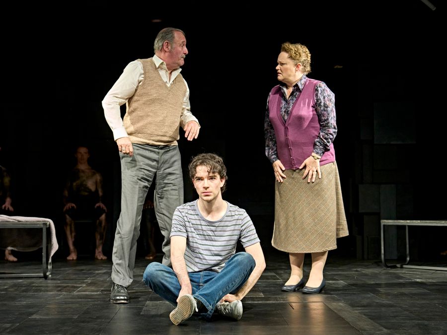 Photos: EQUUS Now Playing at the Menier Chocolate Factory Image