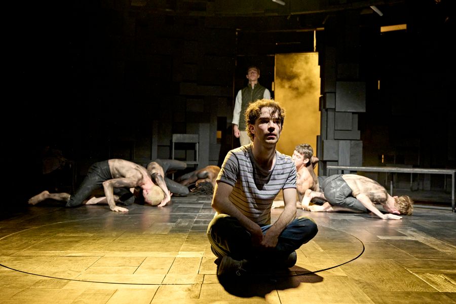 Photos: EQUUS Now Playing at the Menier Chocolate Factory Image