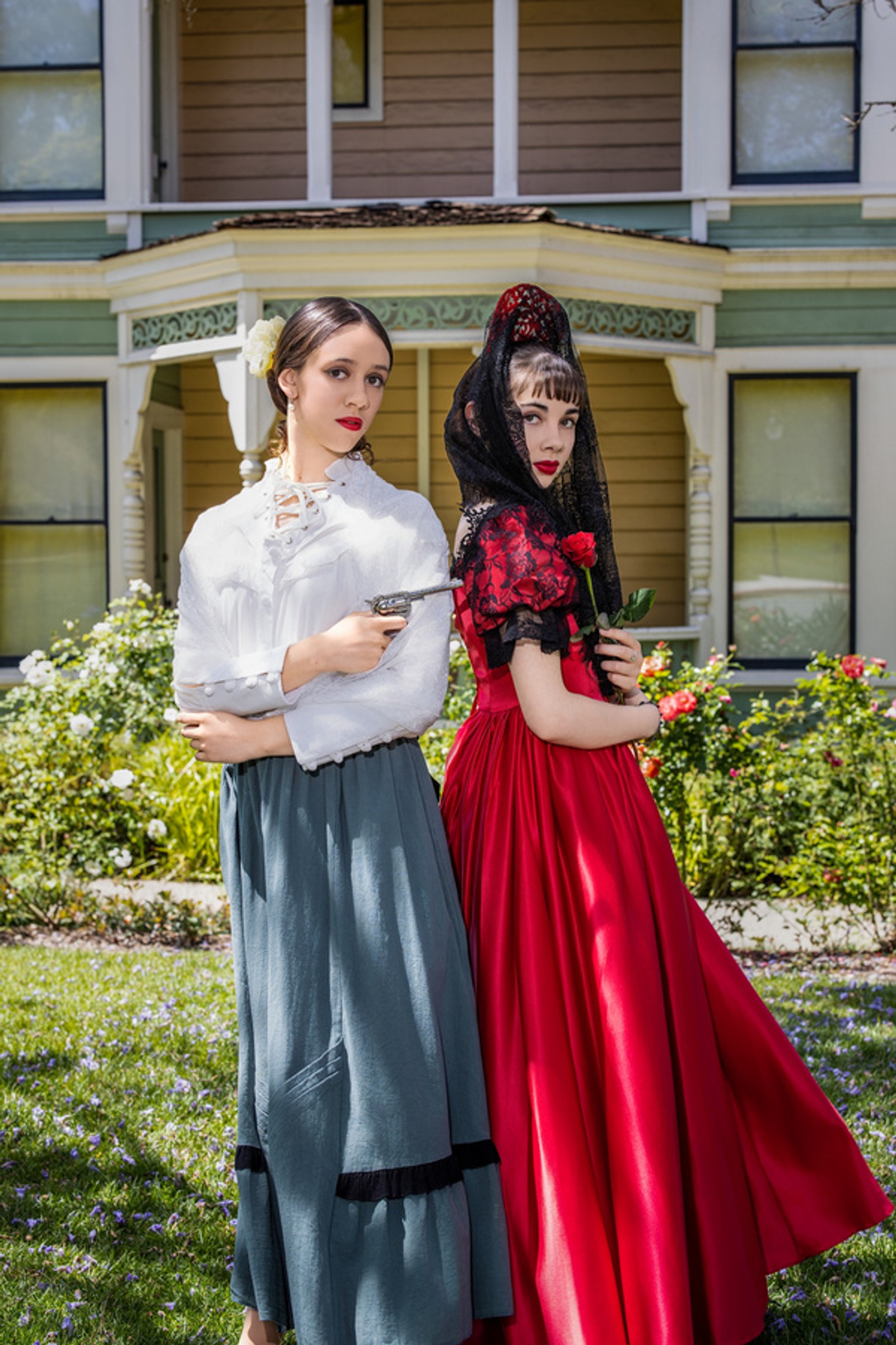 Photos: Cinballera Founders Star As Dueling Senoritas In Luisa Fernanda — photo 2 of 4