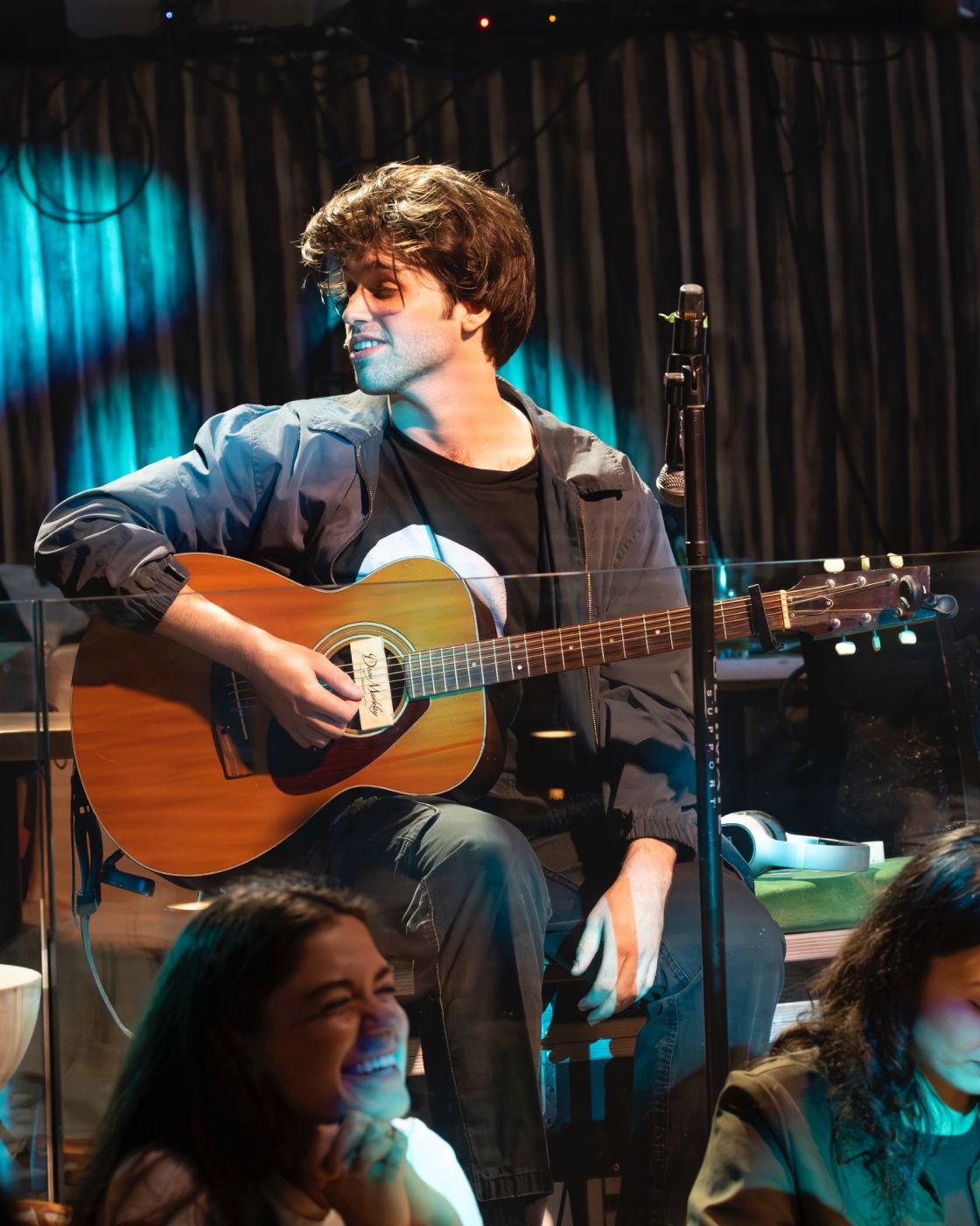 Review: FALLING OUT Turns Chelsea Table + Stage into an Open Mic Confessional Image
