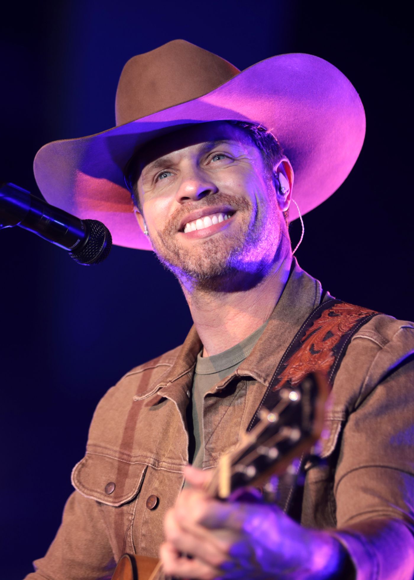 Feature: Dustin Lynch to Bring County Vibes to Sunset Station on May 23 Image