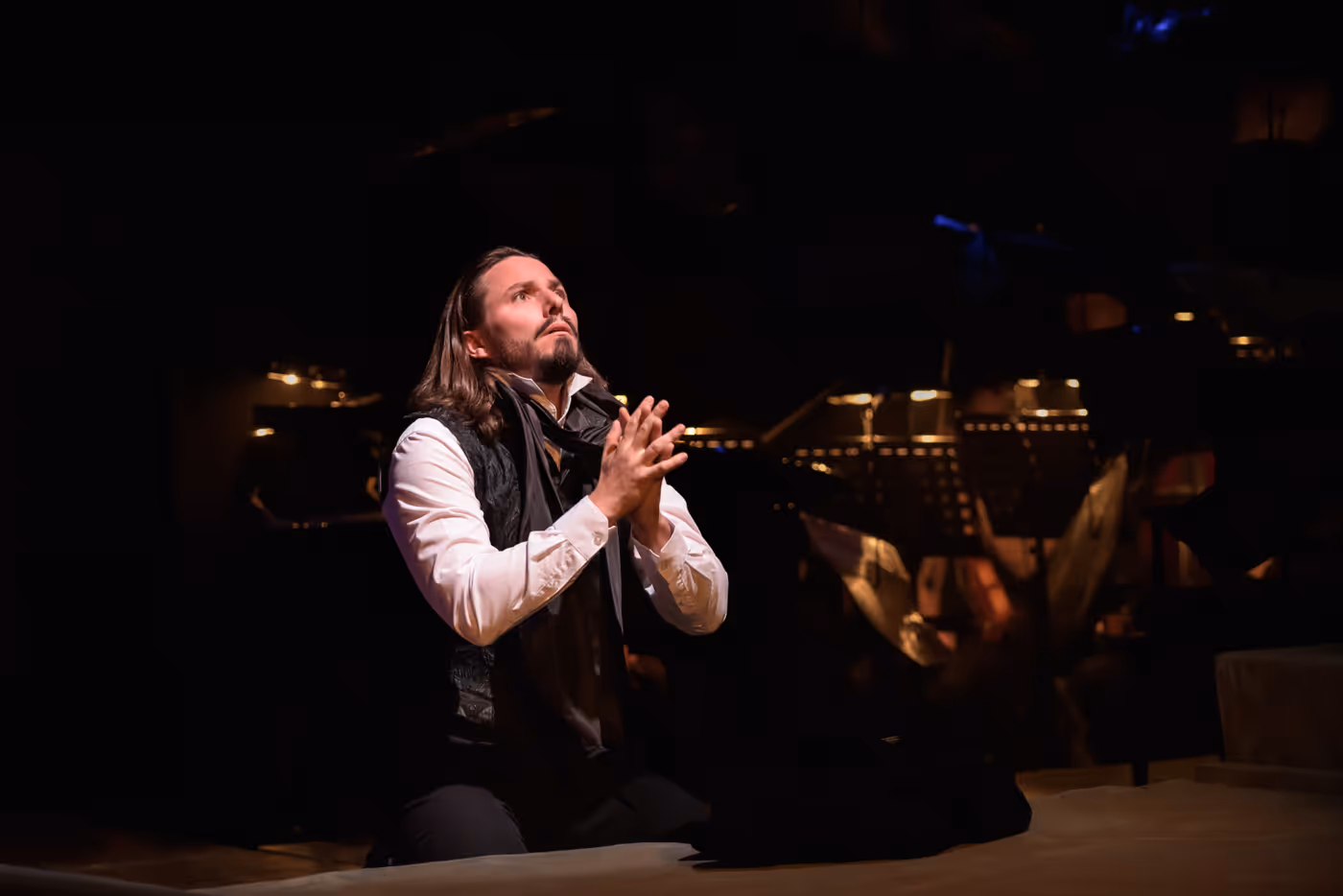 Review: Unikátní zážitek na plzeňské Malé scéně: muzikál OBEJMOUT VLNY Image