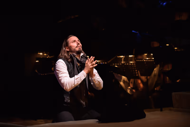 Review: Unikátní zážitek na plzeňské Malé scéně: muzikál OBEJMOUT VLNY Image