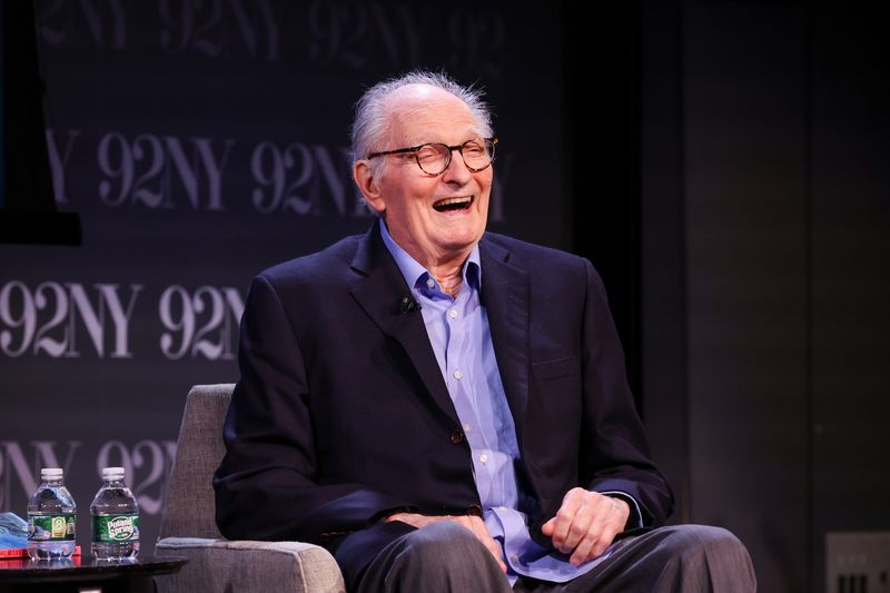 Photos: Roger Rosenblatt Talks 'More Rules for Aging' With Alan Alda and Joy Behar — photo 26 of 31