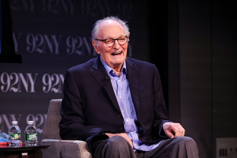Photos: Roger Rosenblatt Talks 'More Rules for Aging' With Alan Alda and Joy Behar — photo 20 of 31