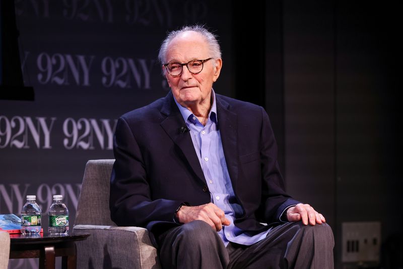 Photos: Roger Rosenblatt Talks 'More Rules for Aging' With Alan Alda and Joy Behar — photo 11 of 31