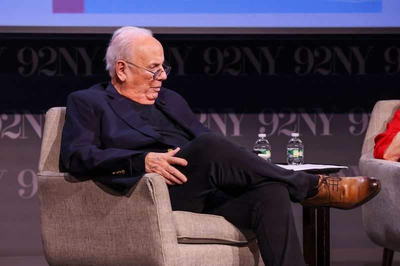 Photos: Roger Rosenblatt Talks 'More Rules for Aging' With Alan Alda and Joy Behar — photo 13 of 31