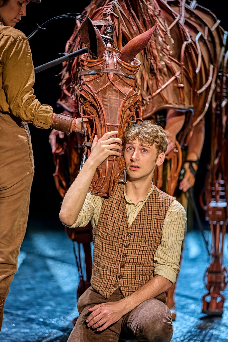 Photos: WAR HORSE Returns To National Theatre — photo 16 of 25