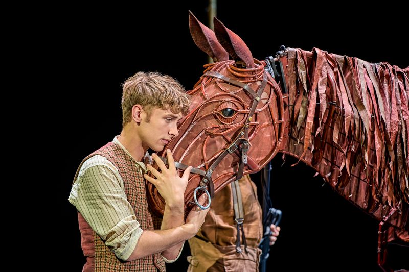 Photos: WAR HORSE Returns To National Theatre — photo 17 of 25