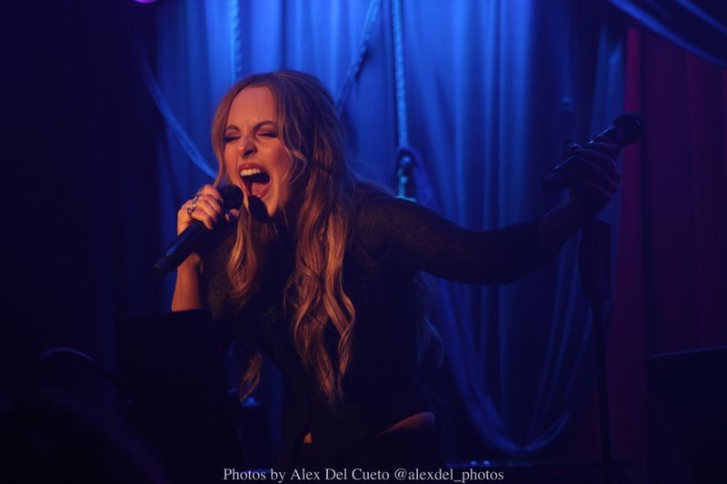 Review: Elizabeth Gillies Back us back to the 90s at The Laurie Beechman Theatre Image