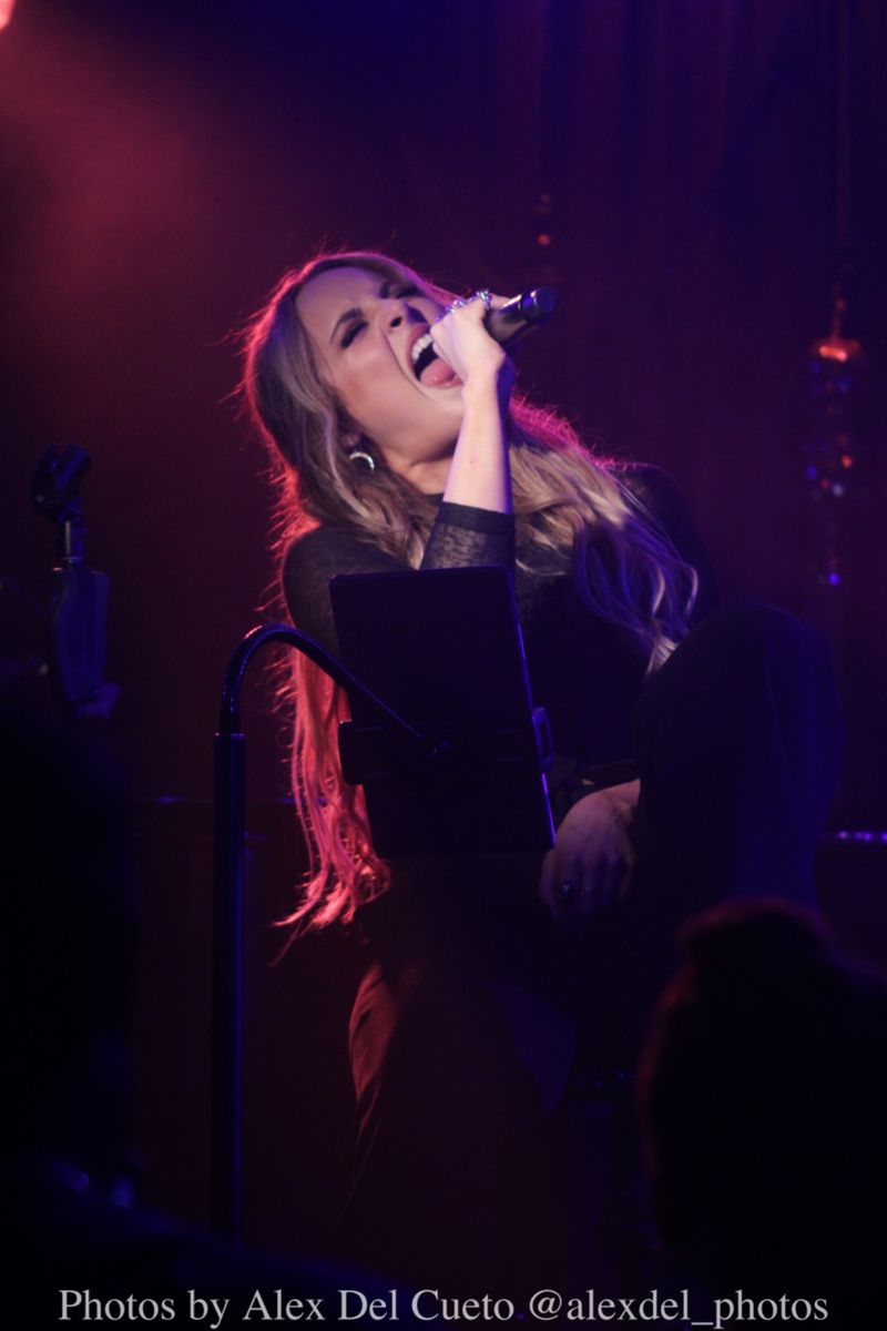 Review: Elizabeth Gillies Back us back to the 90s at The Laurie Beechman Theatre Image
