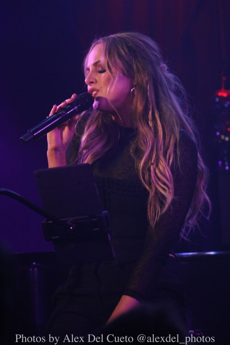 Review: Elizabeth Gillies Back us back to the 90s at The Laurie Beechman Theatre Image