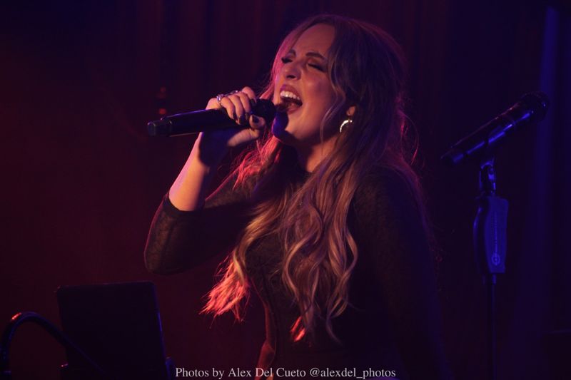 Review: Elizabeth Gillies Back us back to the 90s at The Laurie Beechman Theatre Image
