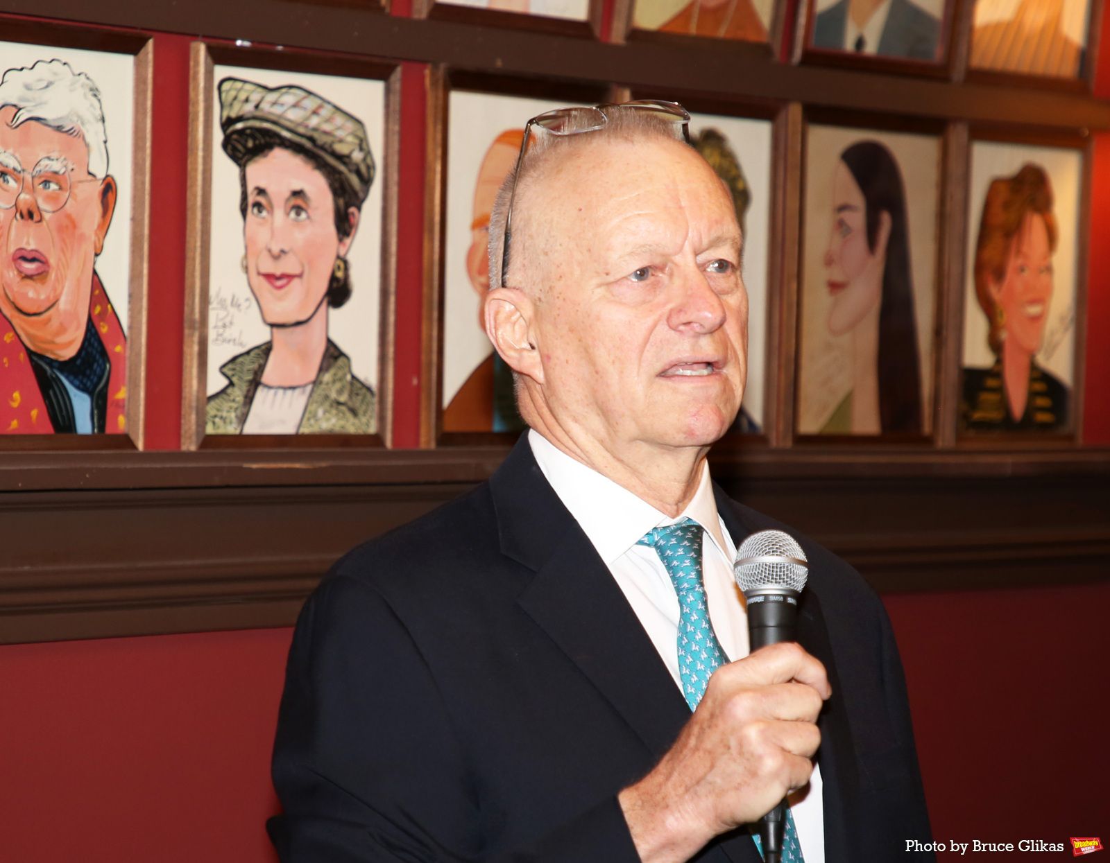Photos: THE LOST BOYS' Shoshana Bean Receives Portrait at Sardi's — photo 37 of 66