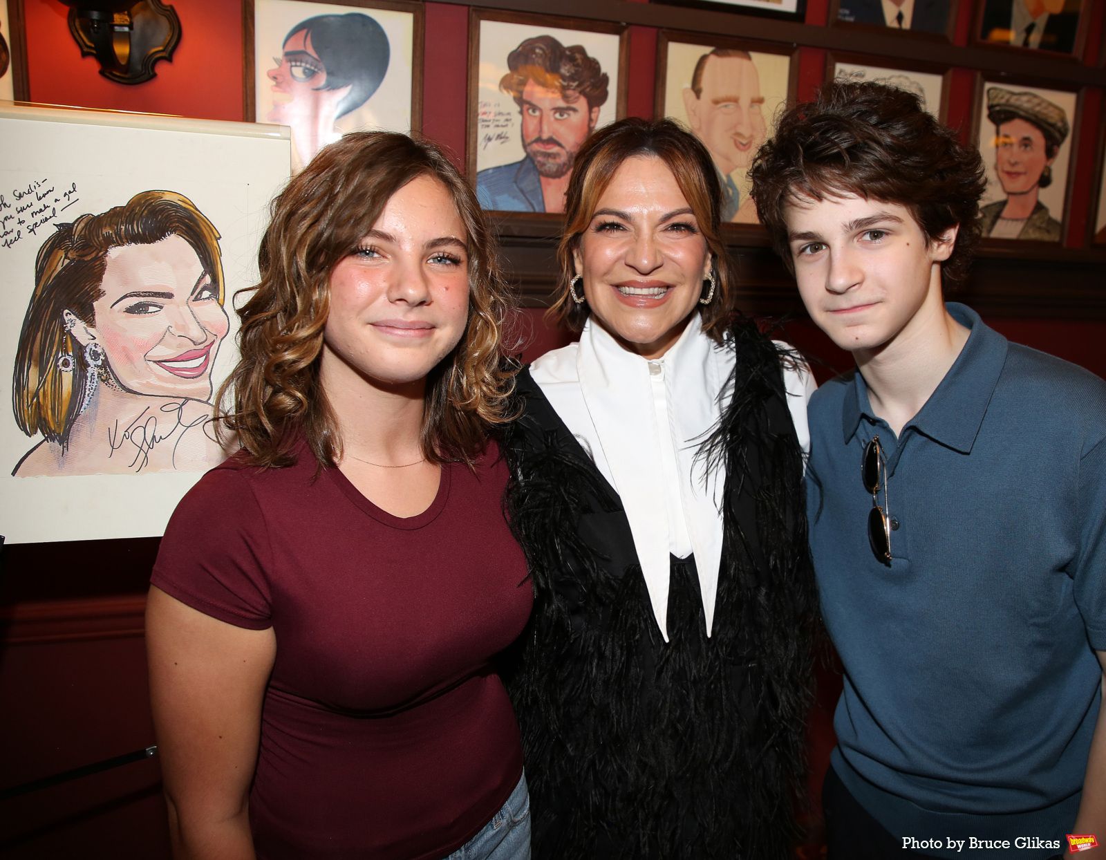 Photos: THE LOST BOYS' Shoshana Bean Receives Portrait at Sardi's — photo 57 of 66