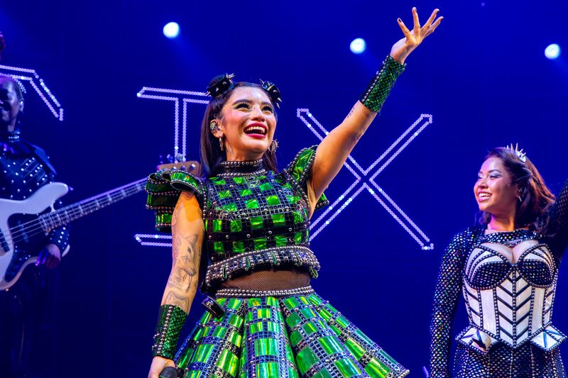 Photos: Kirstin Maldonado Takes First Bows in SIX THE MUSICAL on Broadway — photo 4 of 23