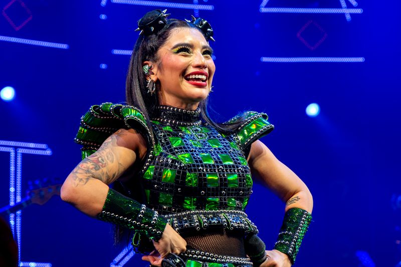 Photos: Kirstin Maldonado Takes First Bows in SIX THE MUSICAL on Broadway — photo 5 of 23