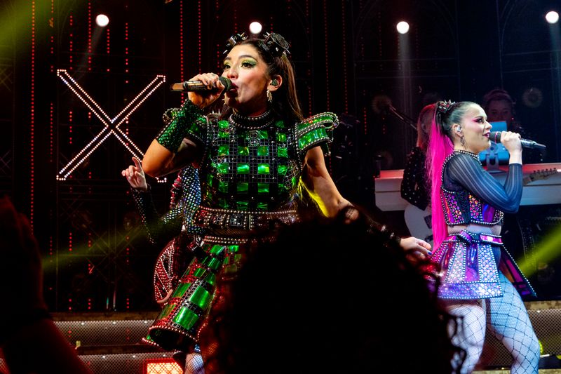 Photos: Kirstin Maldonado Takes First Bows in SIX THE MUSICAL on Broadway — photo 9 of 23