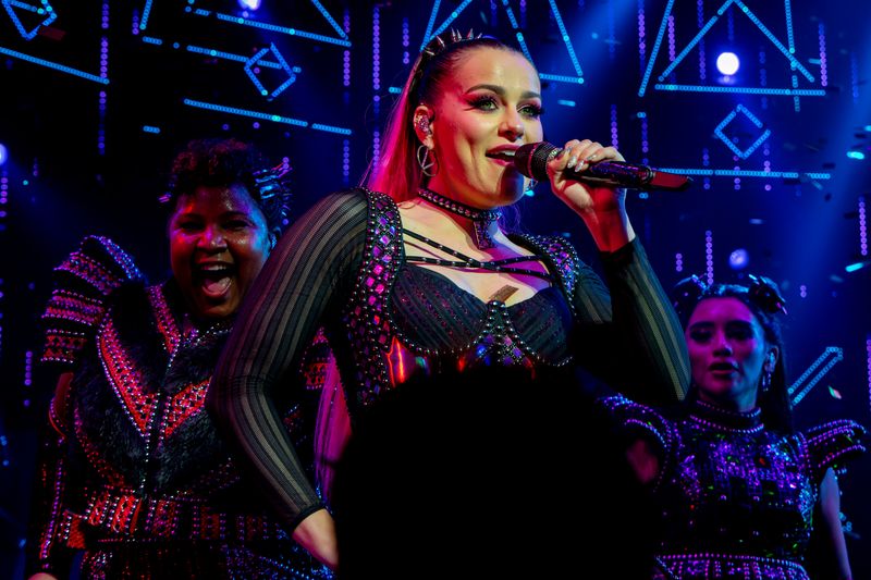 Photos: Kirstin Maldonado Takes First Bows in SIX THE MUSICAL on Broadway — photo 13 of 23