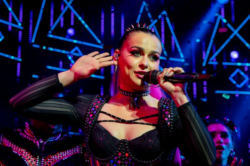 Photos: Kirstin Maldonado Takes First Bows in SIX THE MUSICAL on Broadway — photo 14 of 23