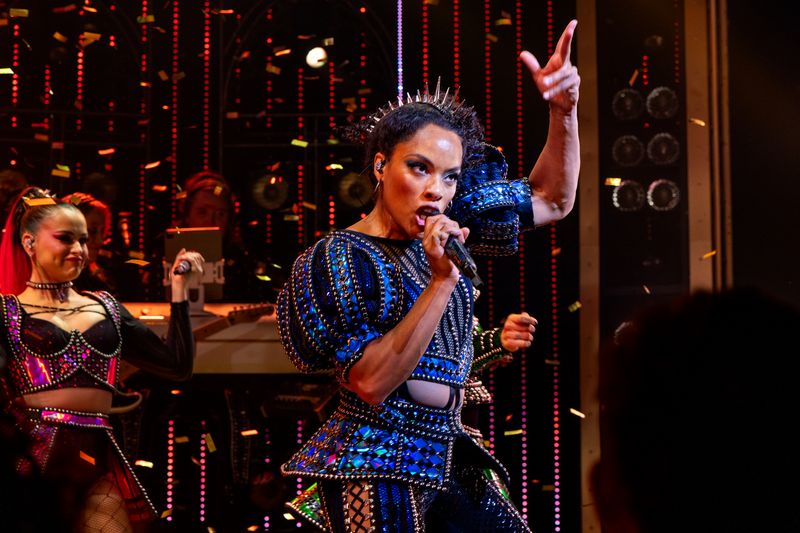 Photos: Kirstin Maldonado Takes First Bows in SIX THE MUSICAL on Broadway — photo 15 of 23