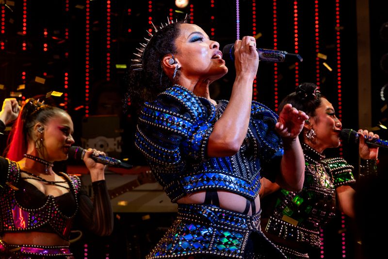 Photos: Kirstin Maldonado Takes First Bows in SIX THE MUSICAL on Broadway — photo 16 of 23
