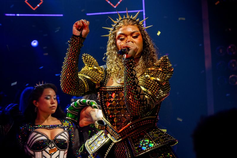 Photos: Kirstin Maldonado Takes First Bows in SIX THE MUSICAL on Broadway — photo 19 of 23