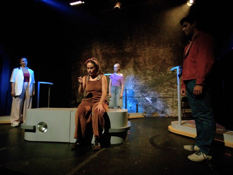Crítica: A UN PASO (THE MAD ONES) at LA TEATRERÍA Image