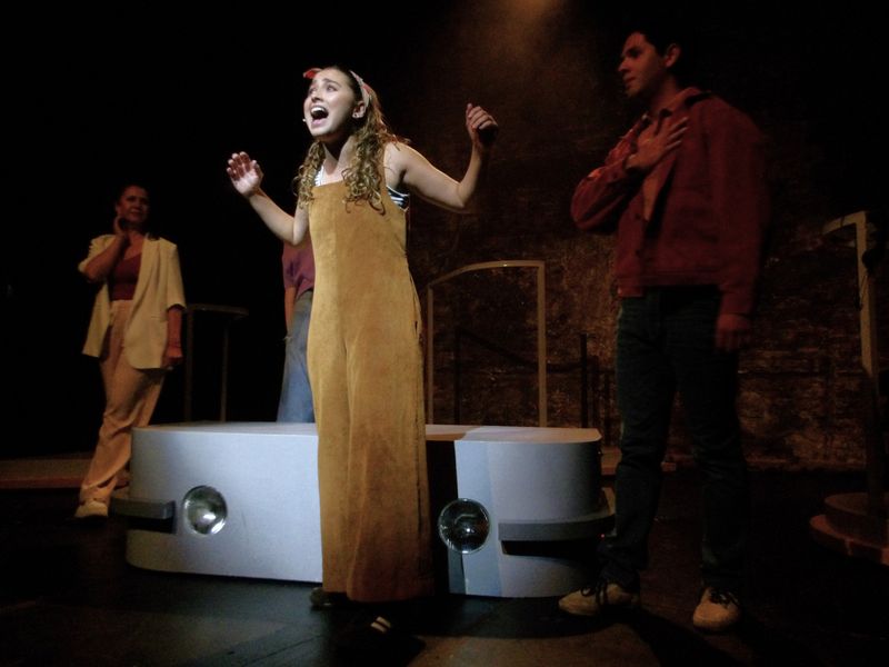 Crítica: A UN PASO (THE MAD ONES) at LA TEATRERÍA Image