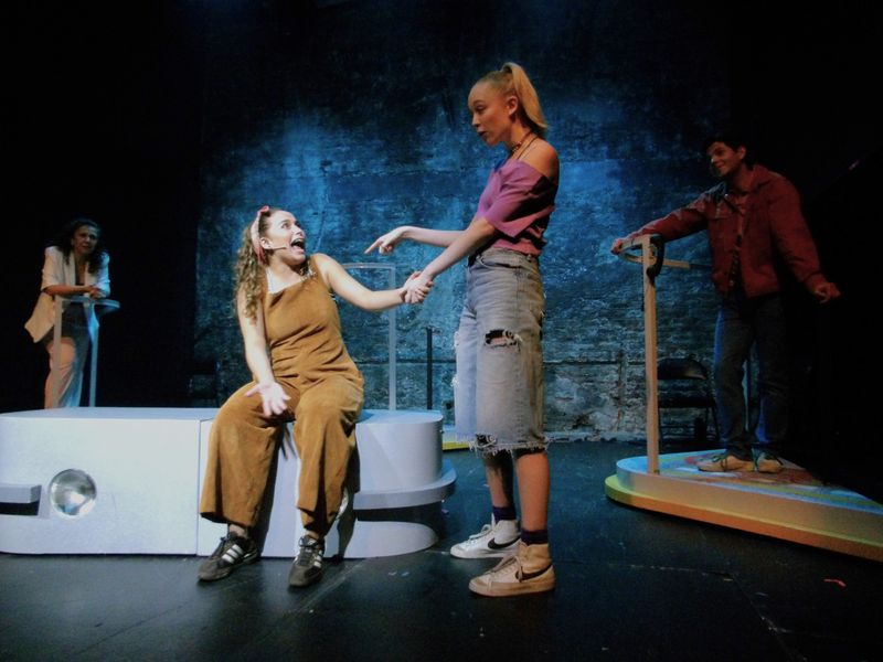 Crítica: A UN PASO (THE MAD ONES) at LA TEATRERÍA Image